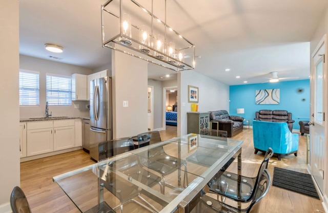 Close to Downtown, Modern 3 BR w/Driveway