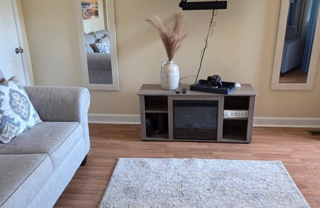 Close to everything-Centrally located to downtown, coliseum, hospital, & stadium