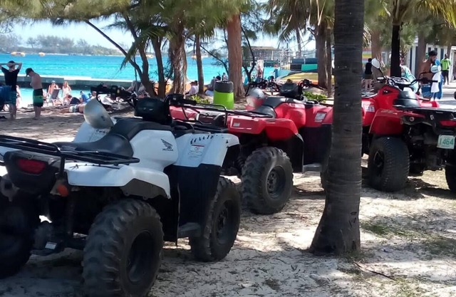 Close to Junkanoo Beach, Fish Fry , Down Town FREE WIFI