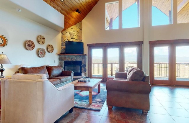 Close to Lifts | WiFi | Views | Peak Condo