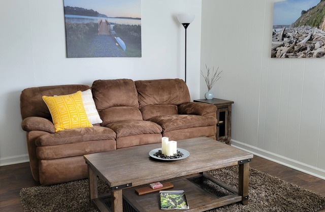 Close to local beaches, beachcombers welcome!