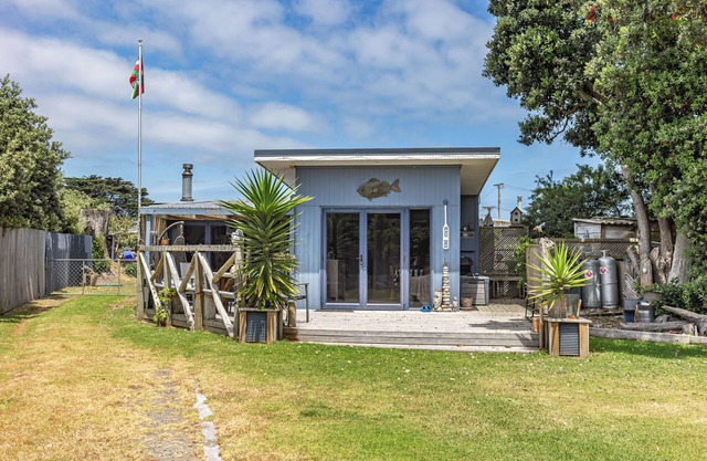 Close to the beach pet friendly 4-bedroom bach