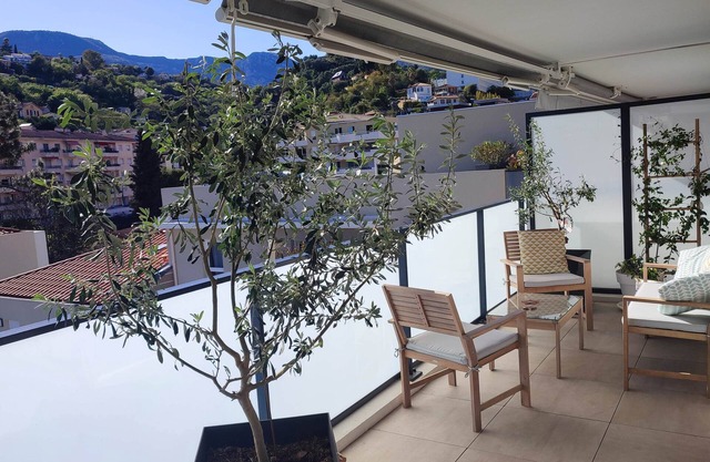 Close to the beach! Large top-floor apartment