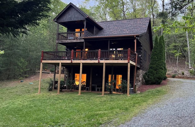 Close to town & Lake Blue Ridge. NEW extra large porch. Holiday decor starts Nov