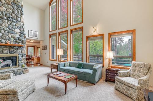 Close to Wine Trail Home with Deck Near Applegate