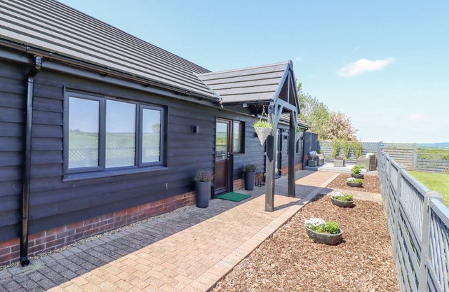 CLOSEFIELD, romantic, with a garden in Ivinghoe