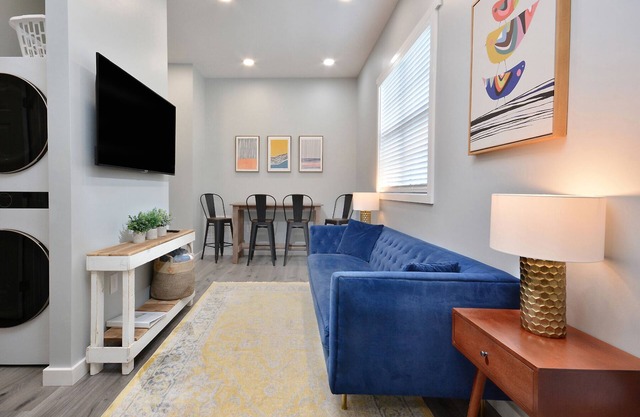 Closest VRBO to Campus, Walk to Everything, Bright 2 bd bELONg Home