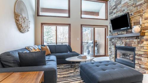 Cloud 9 by AvantStay Located at the Base of Vail Ski Resort w Community Pool Hot Tub