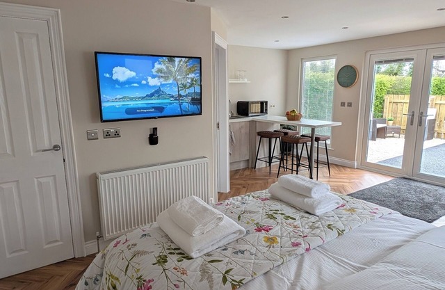 Clover Cottage - country lodge - Close to Belfast international Airport