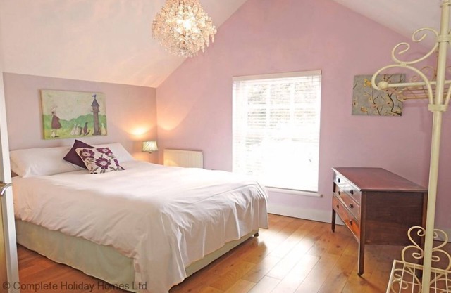 Coach House - a house that sleeps 8 guests in 4 bedrooms