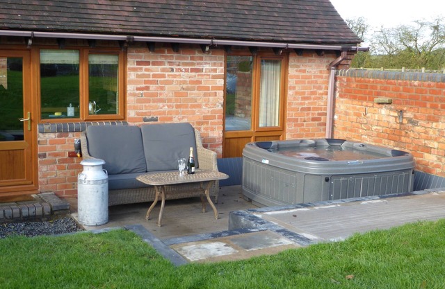 Coach House at Oaks Barn Farm, optional salt water hot tub near to Stratford.