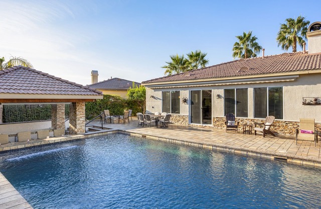 Coachella Music Fest - 3 Bed + Den or 4th 2 Bath - Resort Pool ~ Swim-Up Bar!
