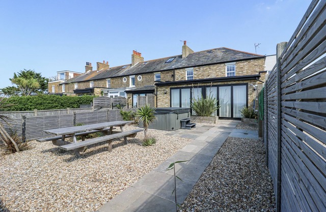 COAST GUARD HOUSE, pet friendly, with hot tub in Swalecliffe