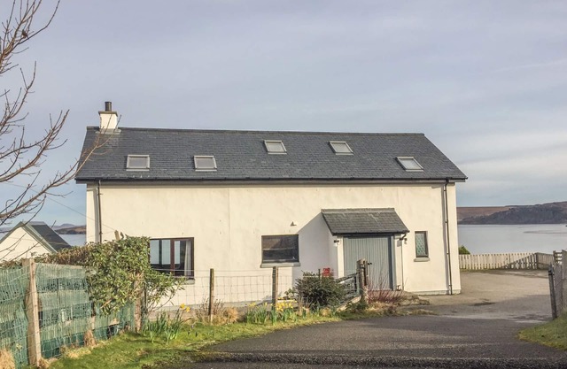 COAST HOUSE, pet friendly, with open fire in Laide