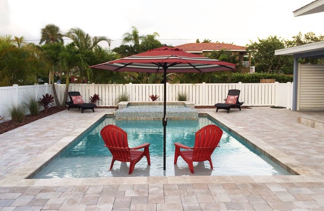 Coastal Charm Meets Cottage Chic! Sparkling Pool/Spa *4 Doors To The Beach*