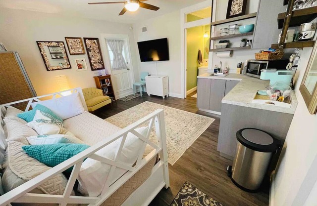 Coastal Chic Suite w/Kitchenette & Private Entrance
