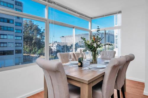 Coastal Comfort 2-Bedroom in Mouille Point