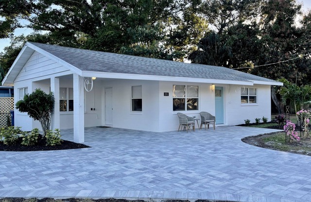 Coastal Cottage House - Close to Beaches! Welcome to Paradise!