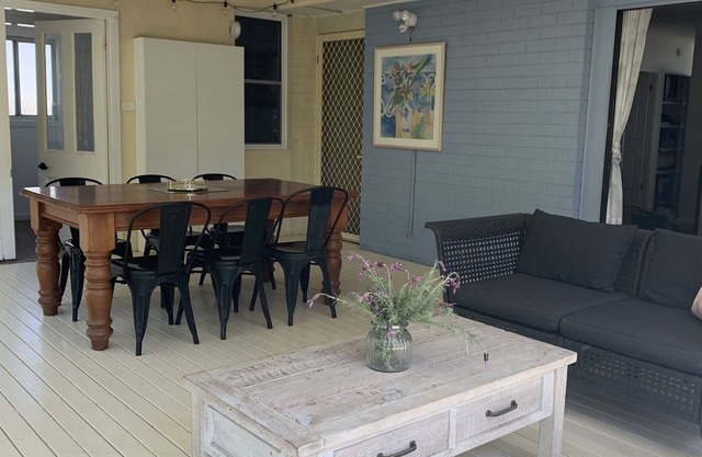 Coastal cottage, walk to surf, sand, town, cafes, bars, just north of Forster.