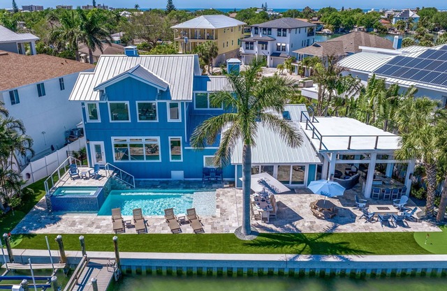 Coastal Dreaming On The Water Hot tub and Heated Pool and 6 person Golf Cart. Sleeps 15