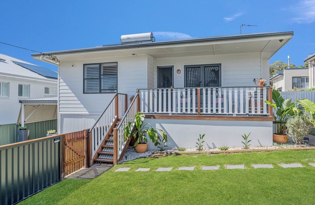 Coastal Escape - Close to CBD & Port's Beautiful Beaches.