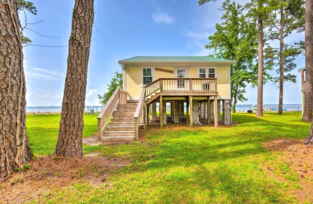 Coastal Escape: Bayfront Home w/Dock & Views