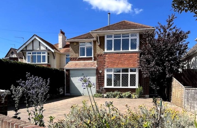 Coastal family holiday home near stunning sandy beaches & River Stour in Dorset.