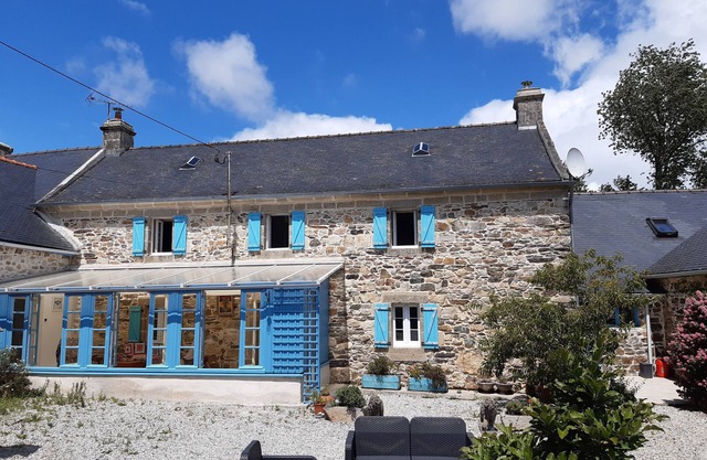 Coastal Farmhouse with heated pool and gardens 10 minutes from beaches