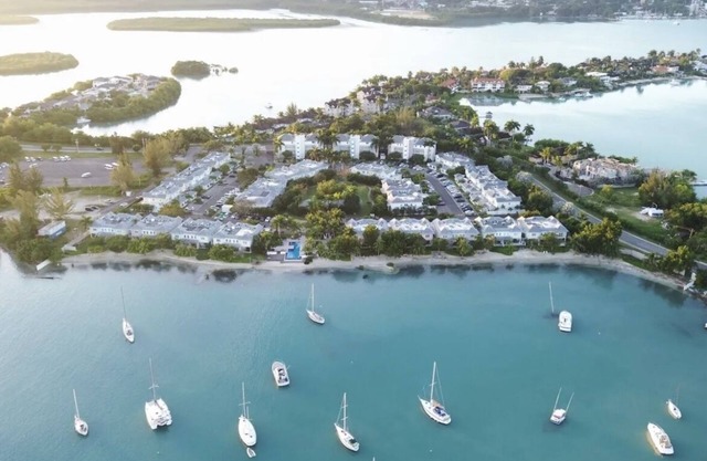 Coastal Gem in gated community. Waterfront, pool, 20 mins from airport