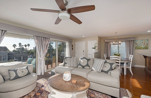 Coastal Modern Beach Cottage-2 Bed/2 Bath, A/C, Vegetable Garden, Walk2Beach