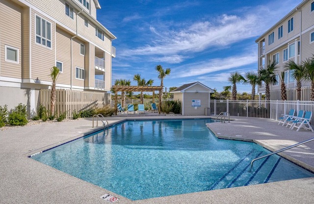 Coastal Paradise: 2 Pools, Tennis Court, Beach Access!