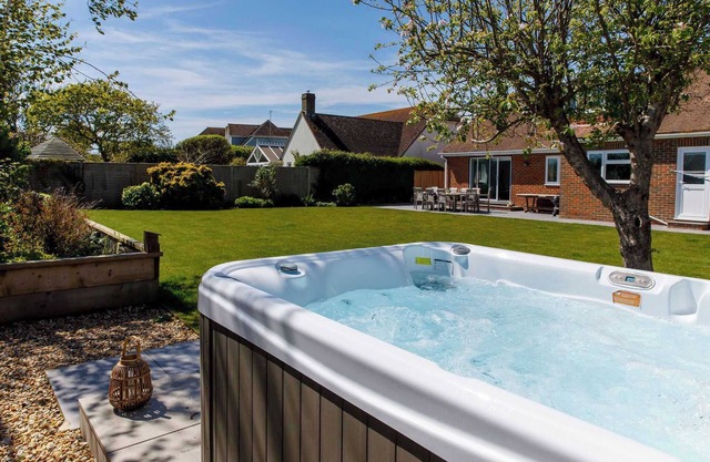 Coastal Retreat for 8 with Hot Tub - Walk to Beach