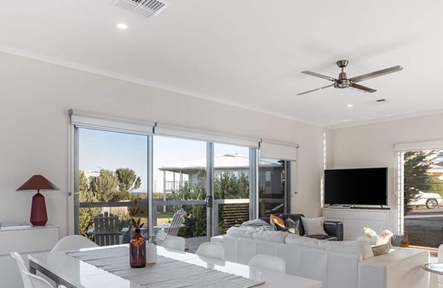 Coastal Style Pavilion House, Sea Views, Big Decks 1 street from Beach -Duneyn