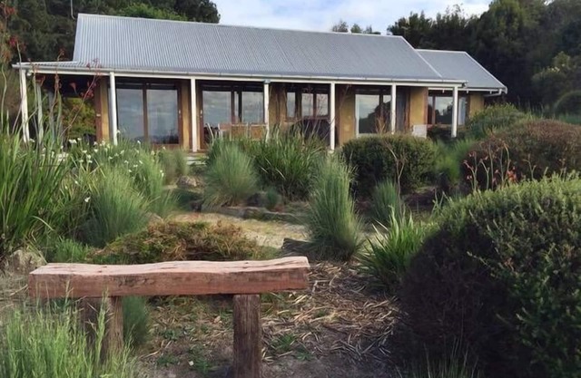 Coastline Cottage Fish Creek-Amazing coastal views and close to Wilson’s Prom