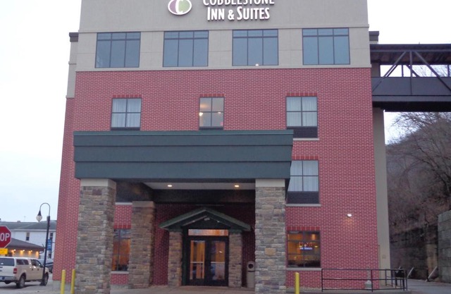 Cobblestone Inn & Suites - Marquette