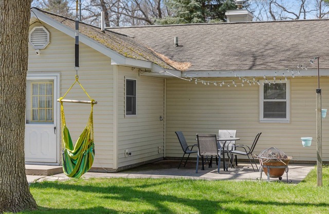 Cochlin Cottage | AC | Fenced Backyard | Fire pit