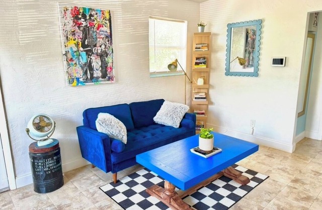 COCONUT GROVE HOUSE, 1 Block to CocoWalk, 1 Mile to Gables, 4 miles to Brickell