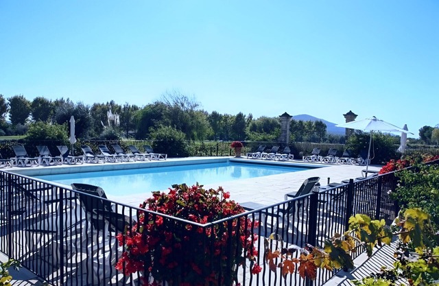Coeur Provence T2 renovated, air-conditioned, nice view, pool, golf, Aix en Prov 30mn