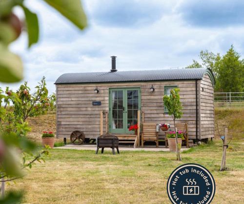 Coldharbour Luxury Shepherds Hut with Hot Tub