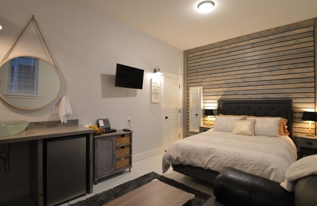 Coldsmoke Getaway, Steps From Meyers Lake & minutes from downtown!