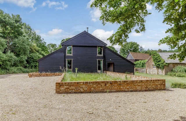 COLEMANS FARM BARN, pet friendly, with open fire in Finchingfield