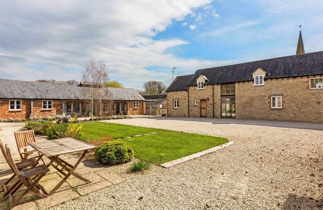 Collection of five spacious barns near Faringdon - Goodlake Barns