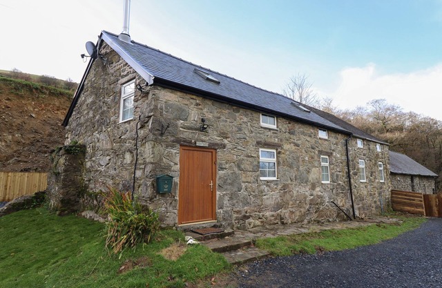 COLLFRYN, pet friendly, character holiday cottage in Mallwyd