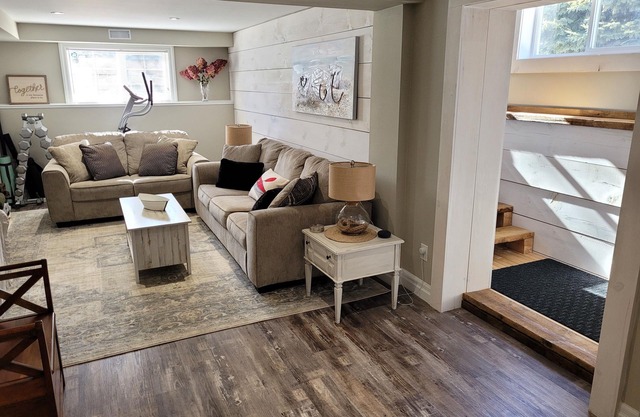 Collingwood/Blue Mountain Fully renoed 2 bedroom Suite with Kitchen, LR, Dine.