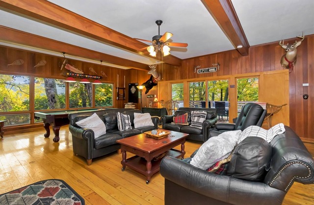 Colonel Webers Lodge, 5 Sleeping Areas, 3 baths, FP, Accessible, Pet Friendly &