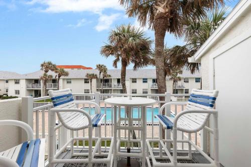Colony Beach Club 233