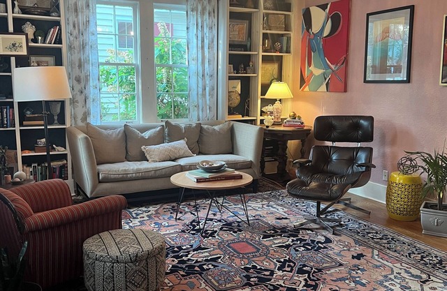 Colorful 2Br 2Ba home in Memphis - close to everything! Long terms stays welcome