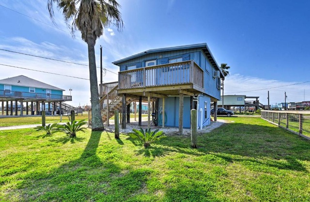 Colorful Cottage - 1 Mi to Surfside Beach Access!