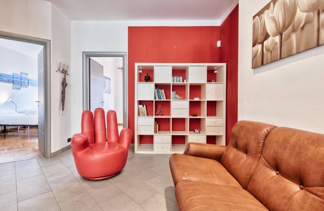 Colorful Vanchiglietta Appt x5! PRIVATE GARAGE