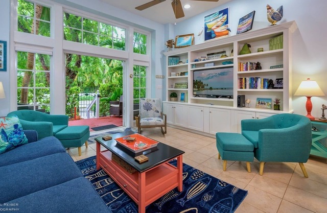 *COLORS OF THE KEYS @ THE FOUNDRY* Villa Near Duval & Beach + LAST KEY SERVICE